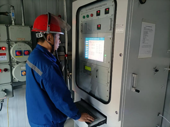 加氫車(chē)間魯國(guó)紅在煙氣房查看煙氣排放指標(biāo)是否正常.png