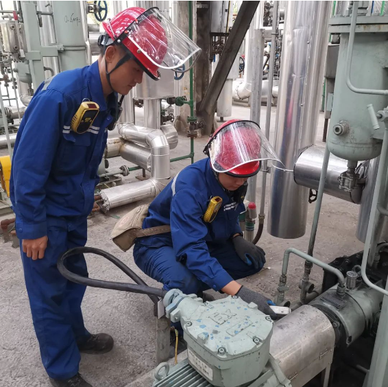 預(yù)處理車(chē)間趙乙林和張文田檢查運(yùn)行機(jī)泵震動(dòng)情況.png