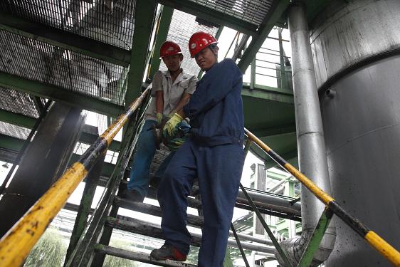 制氫車間喬松濤、高建華合力搬運檢修設(shè)備