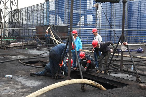 哪里有施工，哪里就有安全。安全環(huán)保部副部長李傳成、安全員任吉龍在現(xiàn)場檢查。