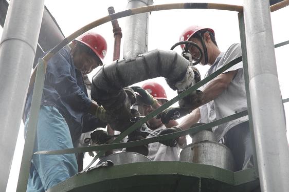 制氫車間徐志強、任寶利、樊福龍裝安全閥