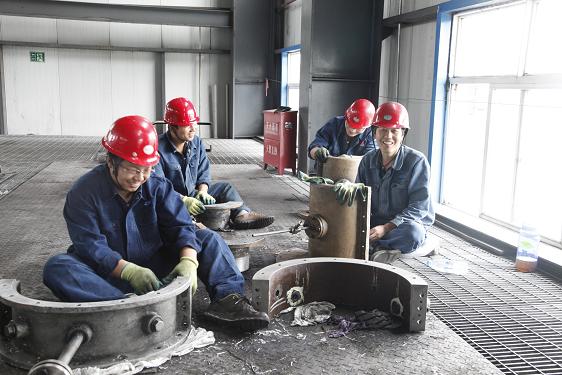 離心壓縮機(jī)的檢修是一項(xiàng)精細(xì)而又繁重的工作。檢修車間工作人員和制氫車間姬智裕等正在清理設(shè)備零件。