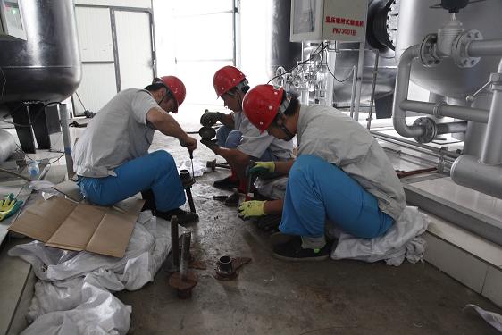 公用車間劉建剛、霍樂樂、張衛(wèi)強(qiáng)檢修制氮機(jī)絲杠壓蓋