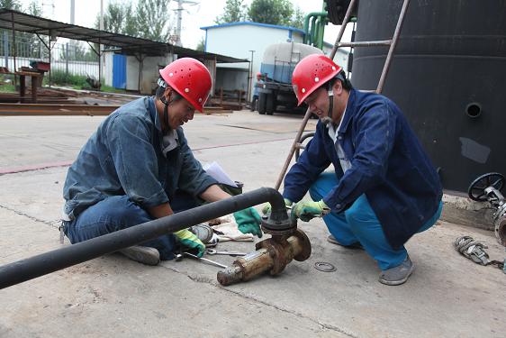 公用車間李澤、韓登國正在檢修安全閥